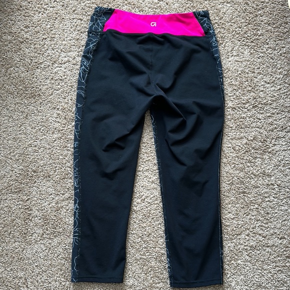 Gap fit black with white floral detailing leggings. Size medium. - Picture 5 of 10